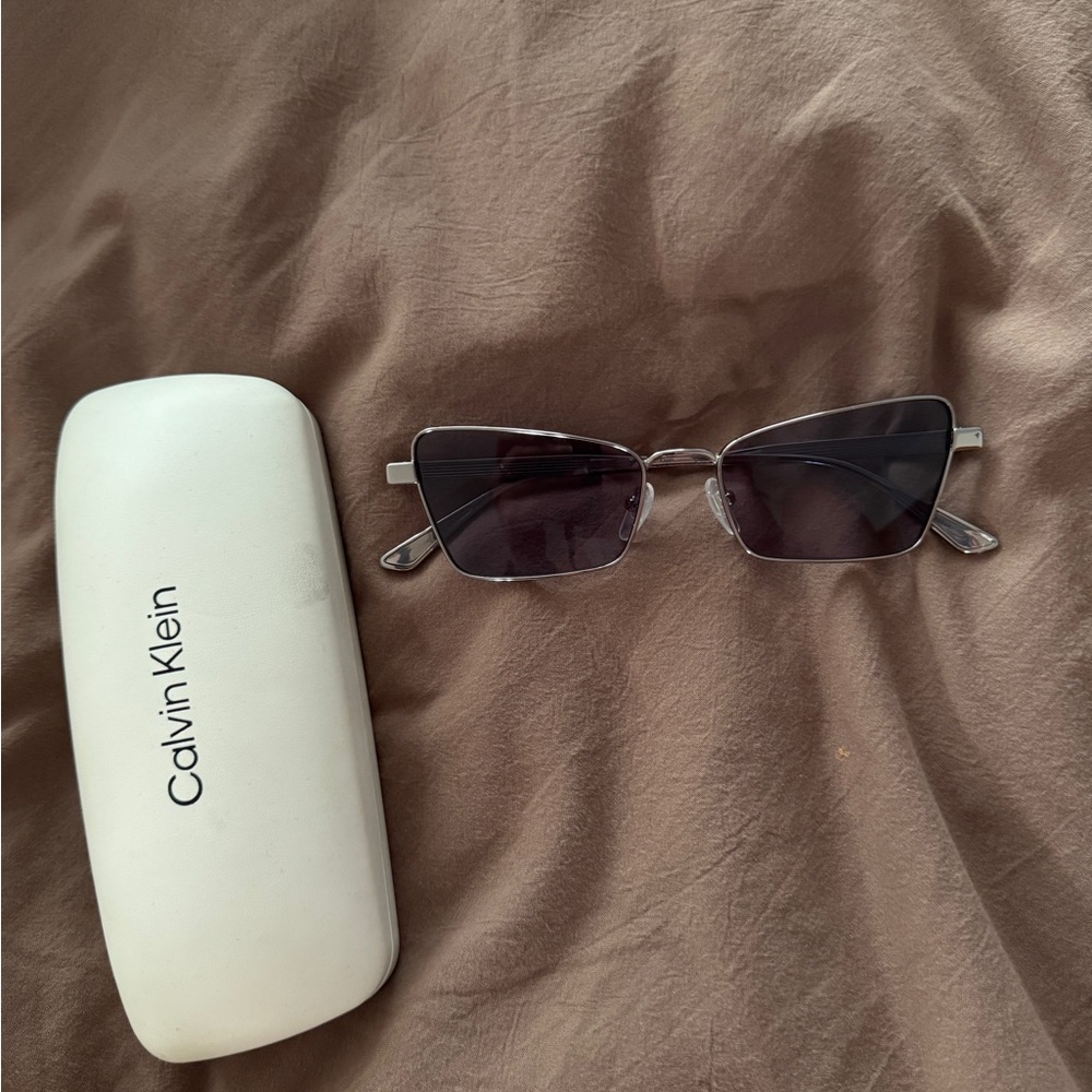 Calvin Klein butterfly sunglasses - Picture 1 of 2